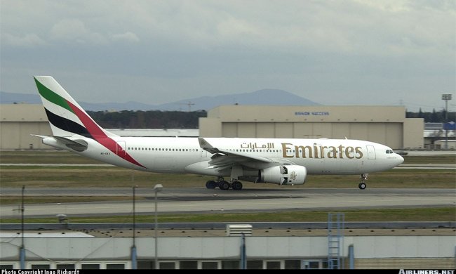 Vue d'un A330-243 avec les inverseurs de pouss&eacute;e sortis (photo : Ingo Richardt)