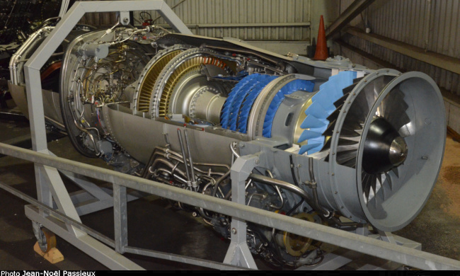 Vue d'un r&eacute;acteur Rolls-Royce Turbomeca Adour (photo : JN Passieux - Mus&eacute;e de l'Air et de l'Espace du Bourget)