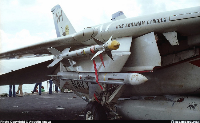 Vue d'un AIM-9 Sidewinder mont&eacute; sur un F-14 (photo : Agustin Anaya)