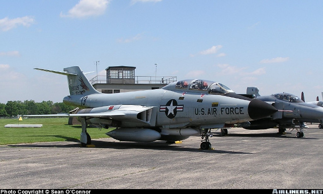 Vue de missiles AIR-2A Genie mont&eacute;s sur un F-101B (photo : Sean O'Connor)