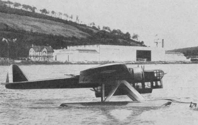 Vue d'un Amiot 150 au mouillage (photo : Gallica, revue l'A&eacute;rophile, juillet 1937)