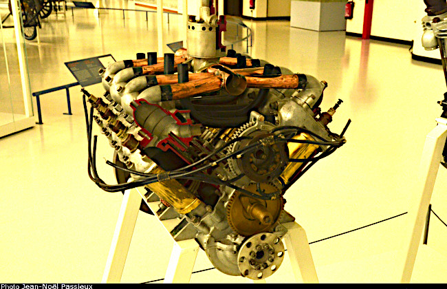 Vue d'un moteur huit cylindres Antoinette (photo : JN Passieux, mus&eacute;e de l'Air et de l'Espace du Bourget)