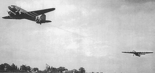 D&eacute;collage d'un planeur de transport Horsa (photo : Ciel de Guerre)