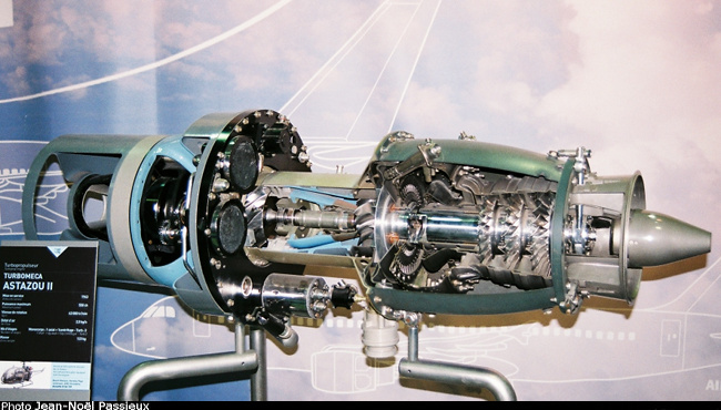 Vue d'un turbopropulseur Astazou II (photo : JN Passieux, mus&eacute;e SNECMA, d&eacute;cembre 2014)