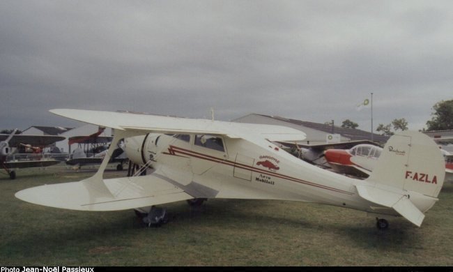 Vue d'un Beechcraft 17 (photo : JN Passieux, meeting de la Fert&eacute;-Alais 2001)