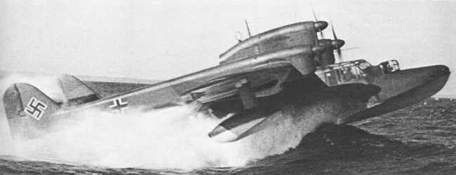 D&eacute;collage d'un Bv 138 (photo : Encyclop&eacute;die illustr&eacute;e de l'Aviation dans le monde - David Mondey)
