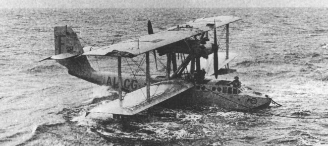 Vue du sauvetage du CAMS 56 pilot&eacute; par Jean Mermoz (photo : L'A&eacute;ropostale - Beno&icirc;t Heimermann/Olivier Margot - Icare Mus&eacute;e Air France)