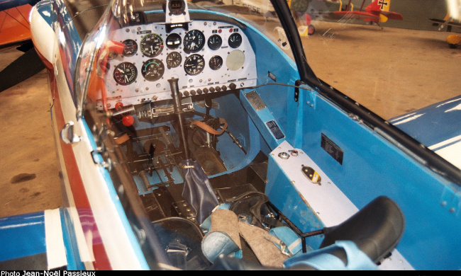 Vue du poste de pilotage d'un CAP 20 (photo : JN Passieux, mus&eacute;e JB Salis, La Fert&eacute;-Alais)