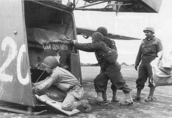 Chargement d'un v&eacute;hicule dans un planeur de transport CG-4A (photo : Ciel de Guerre)