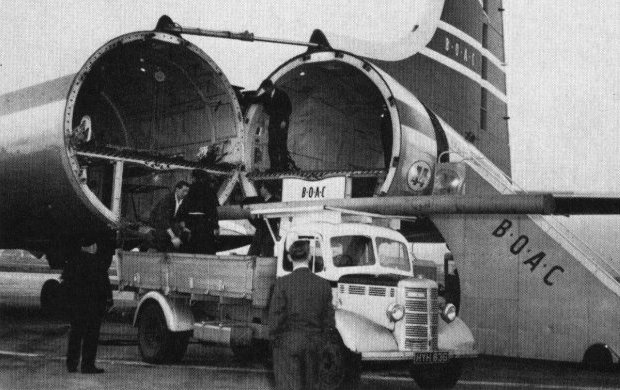 Vue syst&egrave;me de chargement d'un CL-44D-4 de BOAC (photo : Pictorial History of BOAC and Imperial Airways Kenneth Munson - BOAC)