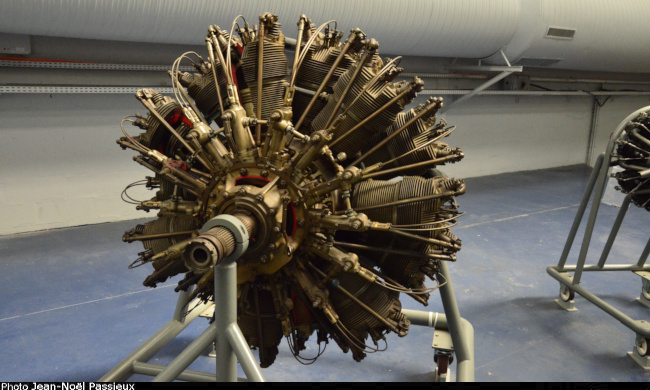 Vue d'un moteur Clerget 14 F2 (photo : JN Passieux - Mus&eacute;e de l'Air et de l'Espace du Bourget)