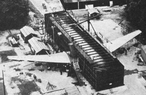 Caisson de compression hydraulique &agrave; Farnborough (photo : Pictorial History of BOAC and Imperial Airways Kenneth Munson - R.A.E.)