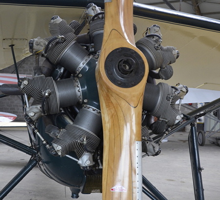 Vue d'un moteur radial Continental R-670 (photo : JN Passieux, mus&eacute;e JB Salis, La Fert&eacute;-Alais)