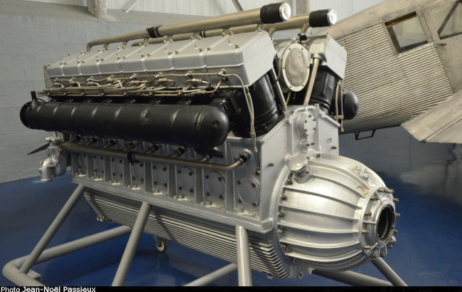 Vue d'un moteur Daimler-Benz DB 602 (photo : JN Passieux - Mus&eacute;e de l'Air et de l'Espace du Bourget)