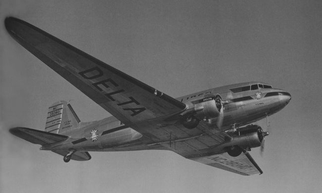Vue d'un DC-3 de Delta Air Lines (photo : The Colour Encyclopedia of Incredible Aeroplanes - Philip Jarrett)