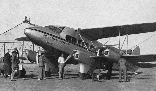 Ravitaillement d'un D.H.86 de Qantas &agrave; Gaza (photo : Pictorial History of BOAC and Imperial Airways Kenneth Munson - N. E. Wood)