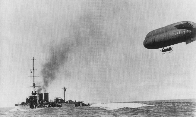 Vue d'un dirigeable souple C.1 remorqu&eacute; par un croiseur l&eacute;ger (photo : Ballons et dirigeables Patrick Facon, Jean-Pierre Debaeker)
