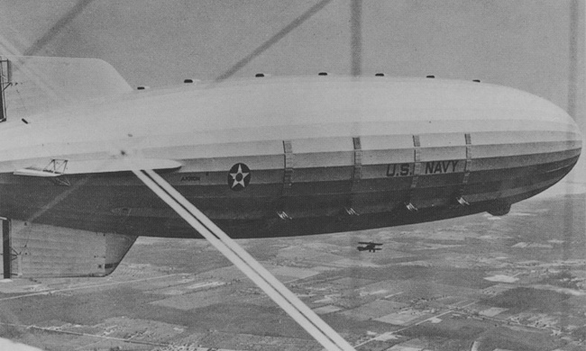 Vue du dirigeable rigide ZRS-4 U.S.S. Akron (photo : Vaisseaux a&eacute;riens - Jean Molveau et Fran&ccedil;is Bedei)