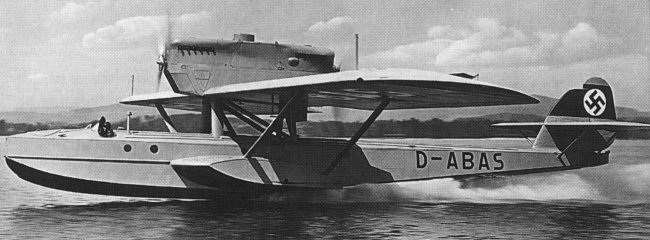 D&eacute;collage d'un Wal Do J II d 16 a Bis (D-ABAS) depuis un lac allemand (photo : Pierre Gaillard/L&eacute;gendaires Avions du Monde F. Besse et J. Molveau)
