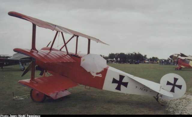 Vue d'une r&eacute;plique de Fokker Dr.I (photo : JN Passieux, meeting de la Fert&eacute;-Alais 2001)