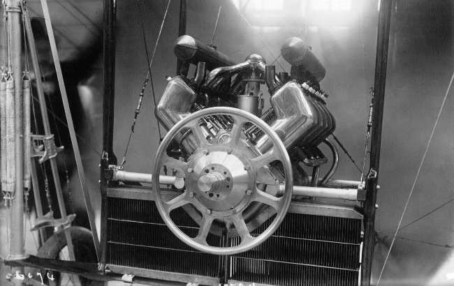 Vue d'un moteur E.N.V. 8 cylindres (photo : Gallica - Les A&eacute;roplanes de 1911 - Raymond de Gaston)
