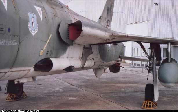Vue des entr&eacute;es d'air d'un F-105G Thunderchief (photo : JN Passieux - Mus&eacute;e de l'Air et de l'Espace du Bourget)