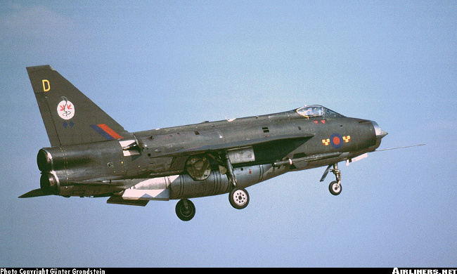 Vue d'un Firestreak mont&eacute; sur un Lightning F.2A (photo : G&uuml;nter Grondstein)