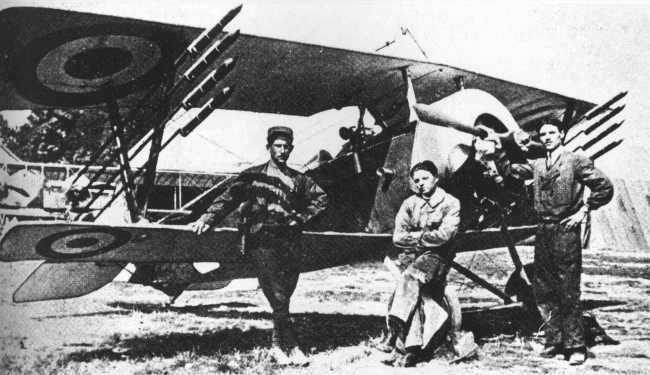 Syst&egrave;me de fus&eacute;es Le Prieur mont&eacute; sur un chasseur Nieuport (photo : Jane's fighting aircraft of World War I John W.R. Taylor)