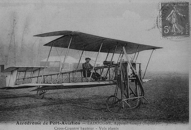Vue d'un biplan Goupy II (carte postale : La fabuleuse aventure des d&eacute;buts de l'aviation - Alb&eacute;ric de Palmaert)
