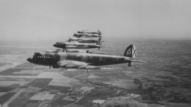 Vue d'une formation de reconnaissance de He 70 aux couleurs des Forces Nationalistes (photo : Air War over Spain - Rafael A. Permuy L&oacute;pez)