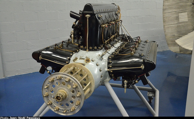 Vue d'un moteur Hispano-Suiza 18 Sb (photo : JN Passieux - Mus&eacute;e de l'Air et de l'Espace du Bourget)