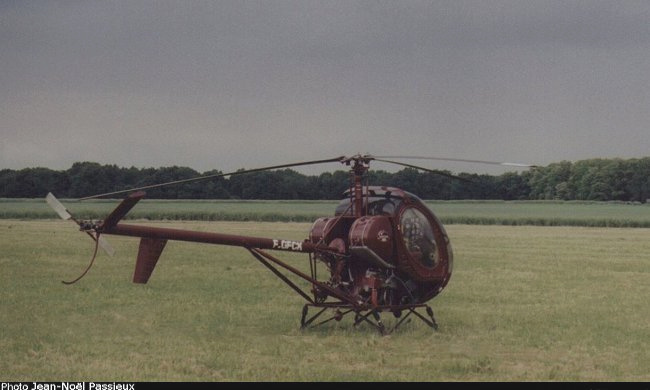 Vue d'un Hughes 269C (photo : JN Passieux, meeting de la Fert&eacute;-Alais 2001)