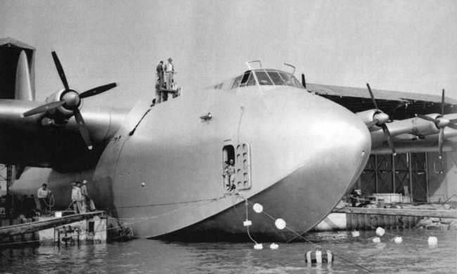 Vue de face de l'hydravion Hughes H-4 (photo : Howard Howard Hughes - Fran&ccedil;ois Forestier)