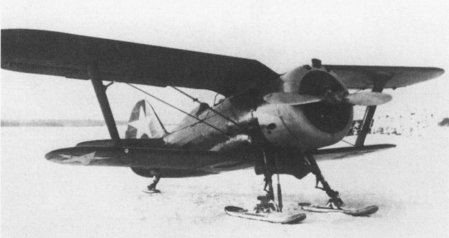 Vue d'un I-153 dot&eacute; d'un train a skis (photo : Fighters of the 20th Century - TRH Pictures)
