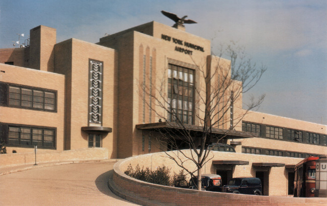 Vue de l'entr&eacute;e du Marine Air Terminal, a&eacute;roport La Guardia (photo : livre New York par Bruce Marshall)