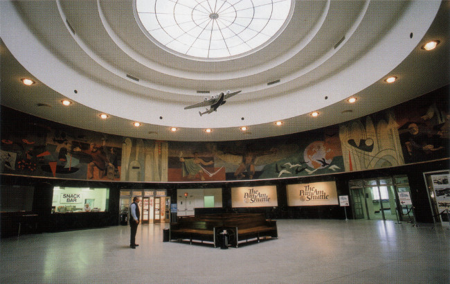 Vue de la salle d'embarquement du Marine Air Terminal, a&eacute;roport La Guardia (photo : livre New York par Bruce Marshall)