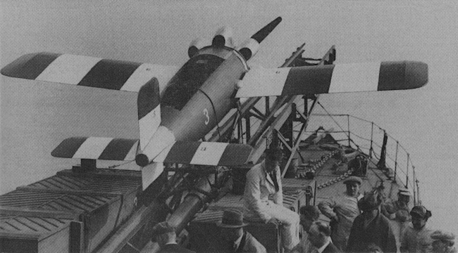 Vue d'un Larynx &agrave; bord du Stronghold (photo : Jane's pocket book 13 RPVs: Robot Aircraft Today - Michael J.H. Taylor)