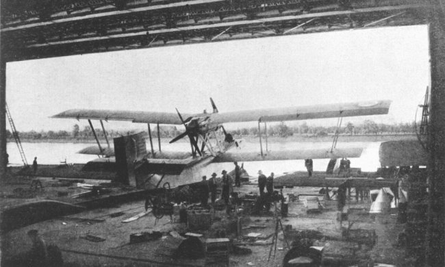 Pr&eacute;paratifs de d&eacute;part du Latham 47/02 pour une mission de secours de l'Italia (photo : La Royale - Jean Randier)
