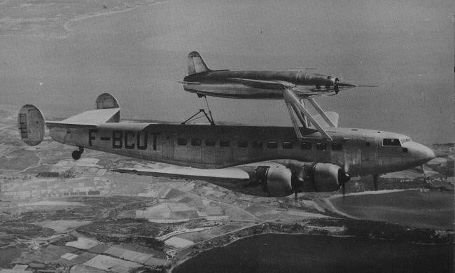 Vue du Leduc 0.10 port&eacute; par le SE-161 Languedoc (photo : Jane's pocket book 12 Research and experimental aircraft - Michael J.H. Taylor)