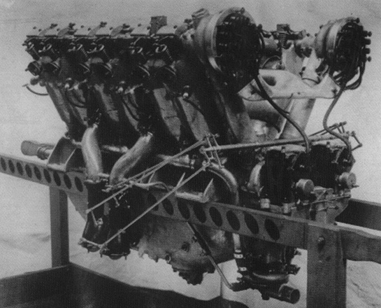Vue d'un moteur Lorraine-Dietrich douze cylindres en V (photo : Le Patrimoine de l'aviation fran&ccedil;aise - collection SHAA Vincennes)