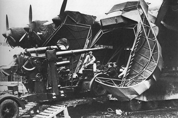 Embarquement d'une pi&egrave;ce de D.C.A. &agrave; bord d'un Me 323 (photo : Histoire de l'aviation Ren&eacute; Chambe - Trampus)