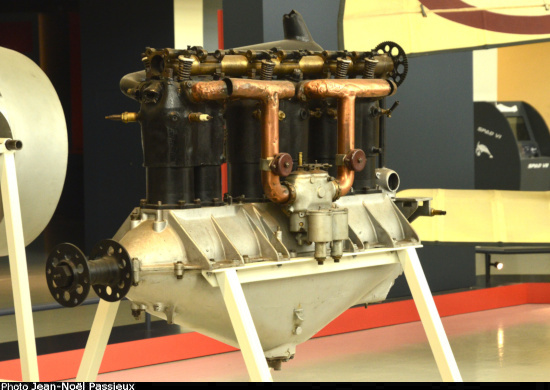 Vue d'un moteur Mercedes D.II (photo : JN Passieux, mus&eacute;e de l'Air et de l'Espace du Bourget)