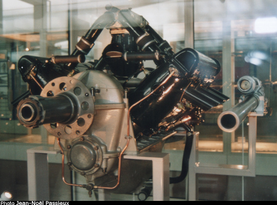 Vue d'un moteur canon Hispano-Suiza (photo : JN Passieux - Mus&eacute;e de l'Air et de l'Espace du Bourget)