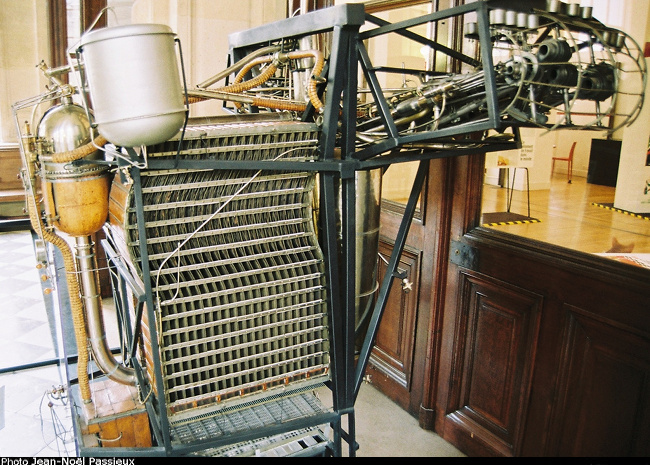 Vue du groupe moteur du monoplan Cl&eacute;ment Ader Avion III (photo : JN Passieux - Mus&eacute;e des Arts et M&eacute;tiers, juin 2014)