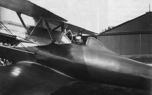 Vue de Joseph Sadi-Lecointe et d'un Nieuport-Delage 29 (photo : Le Patrimoine de l'aviation fran&ccedil;aise)