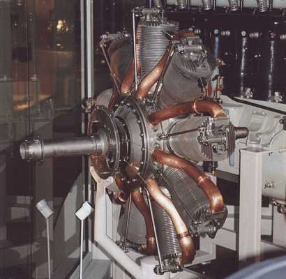 Vue d'un moteur Oberursel rotatif (photo : JN Passieux - Mus&eacute;e de l'Air et de l'Espace du Bourget)