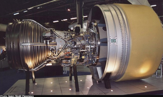 Vue d'un r&eacute;acteur double flux PW4000 (photo : JN Passieux, Salon du Bourget 2003)