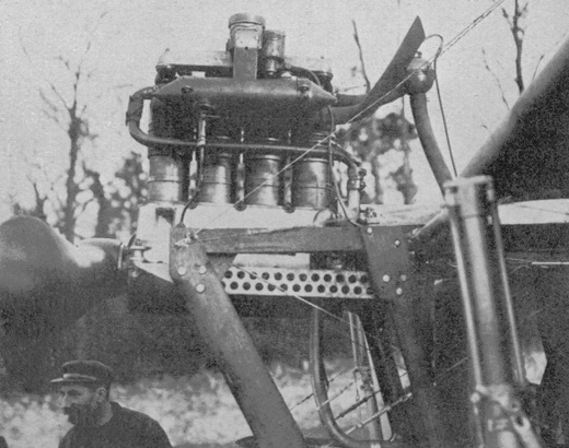 Vue d'un moteur Panhard et Levassor quatre cylindres (photo : Gallica - Les A&eacute;roplanes de 1911 - Raymond de Gaston)