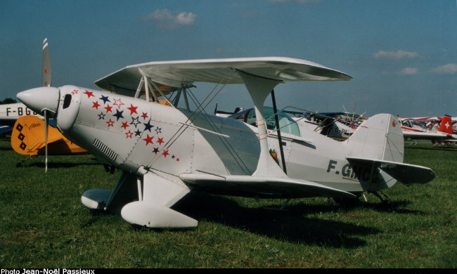 Vue d'un Pitts S-1 (photo : JN Passieux, meeting de la Fert&eacute;-Alais 2003)