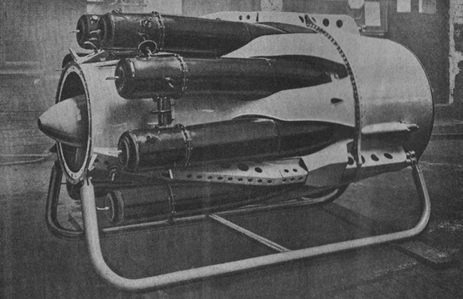 Vue externe d'un r&eacute;acteur Rateau S.R.A.-1 (photo : Science et Vie, ao&ucirc;t 1947)